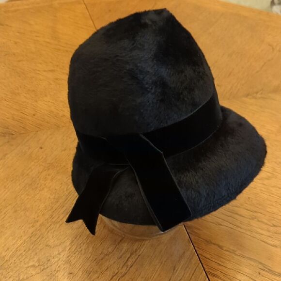 Vintage Su-Zan Originale Martelle Black Women\'s Cloche Hat with Velvet Ribbon